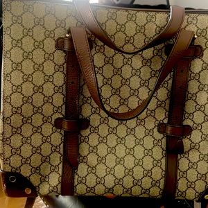 I am selling a Gucci bag almost brand New only used about 5 times ..